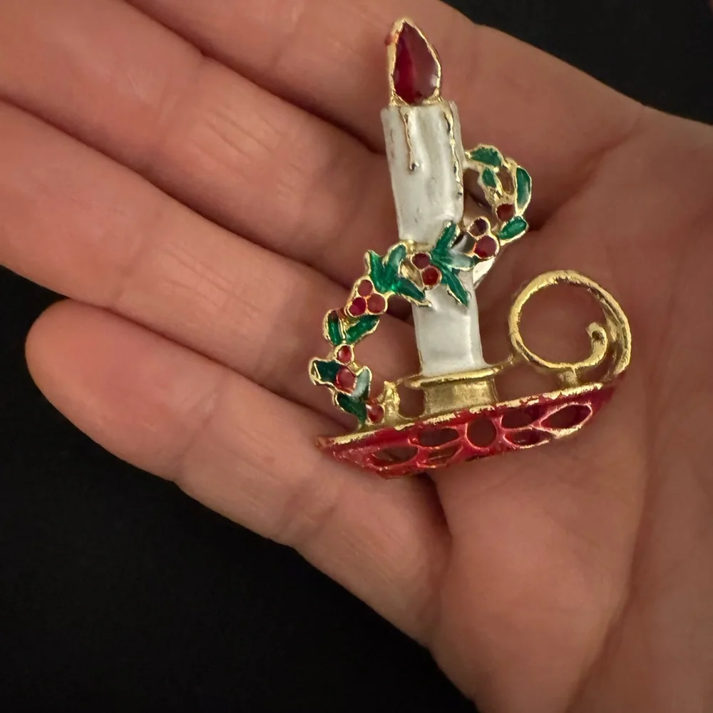 N/A charming brooch